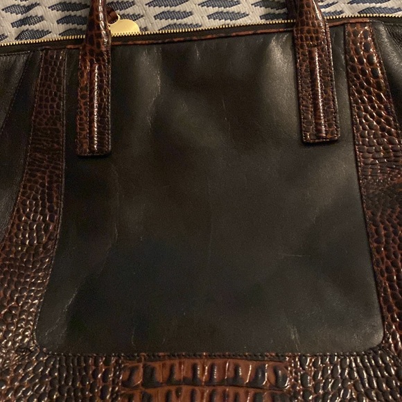 Beautiful leather Brahmin bag. Two zippers on top and 4 pockets on the inside. - Picture 10 of 10